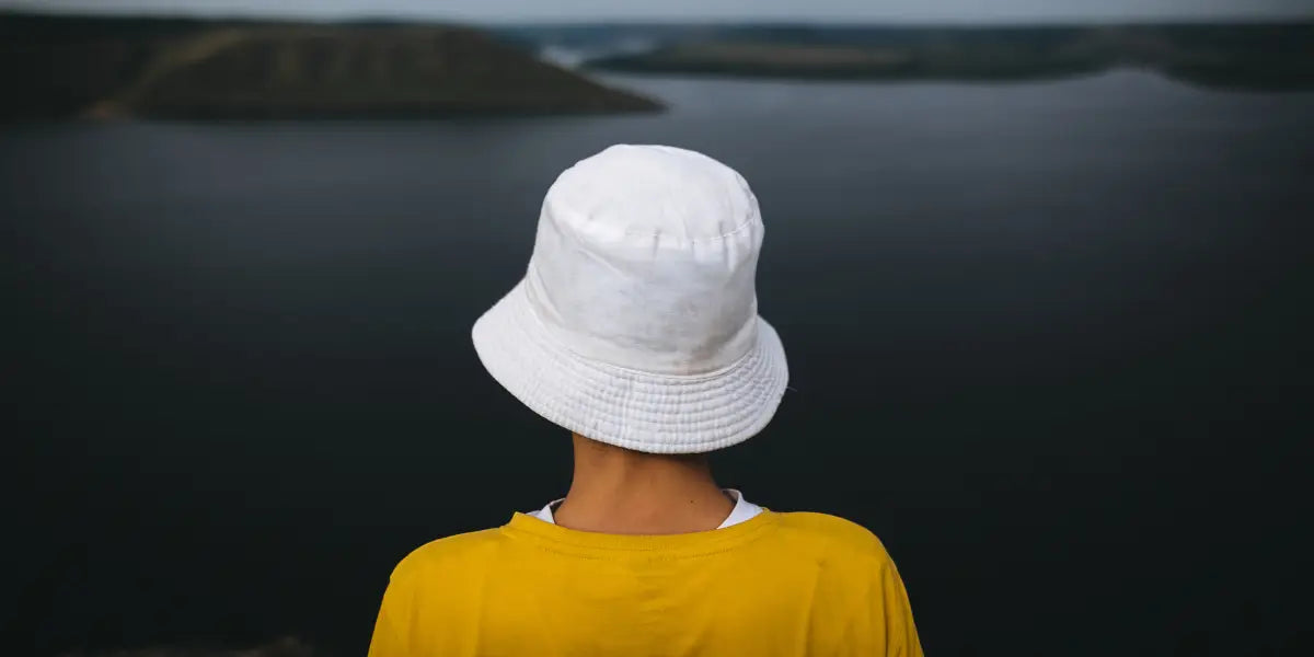 Homme et femme portant un bob Ricard blanc, total look blanc