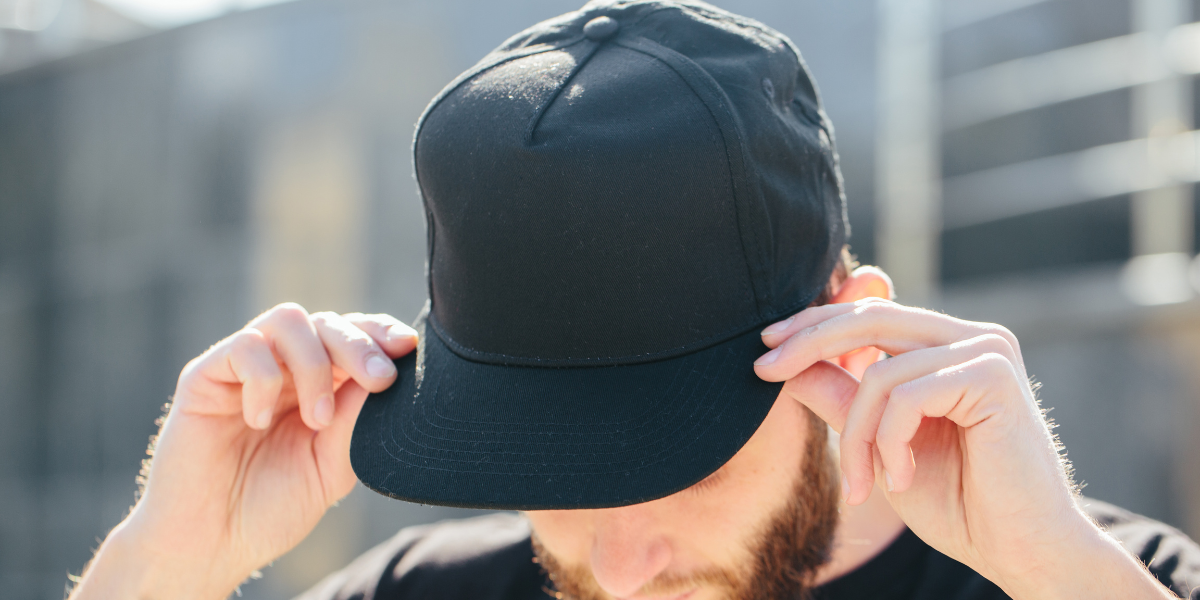 Casquettes vintage : Pourquoi sont-elles à la mode en 2025 ?