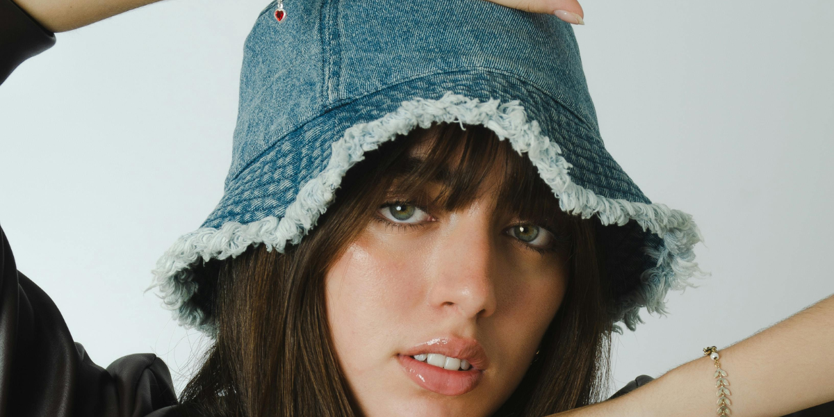 Pourquoi le bob en jean revient à la mode ?