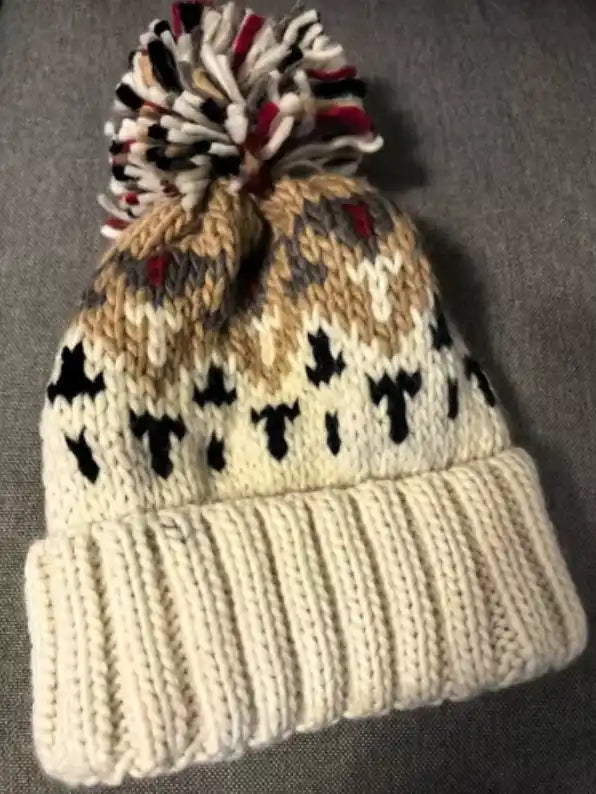Chapeau d'hiver tricoté avec pompon.
