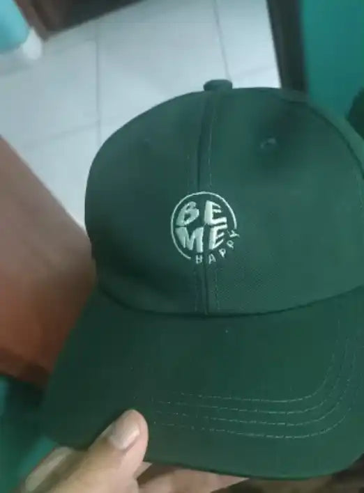 Casquette de baseball vert foncé.