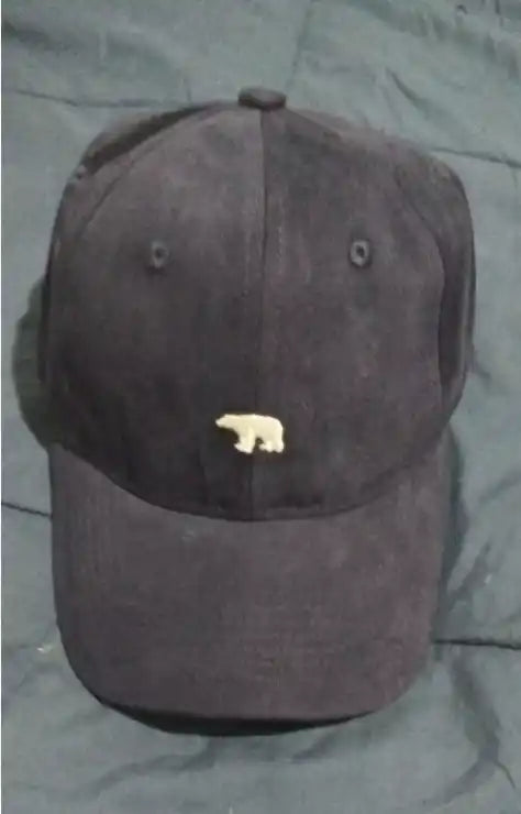 Casquette de baseball noire avec un emblème d'ours polaire.