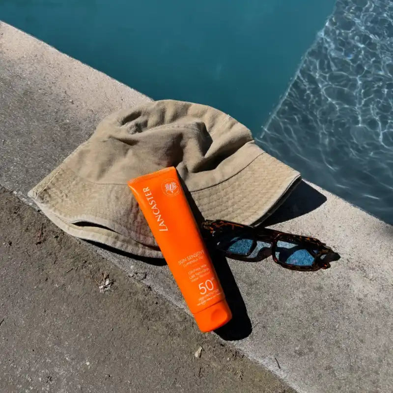 Tube de crème solaire orange.