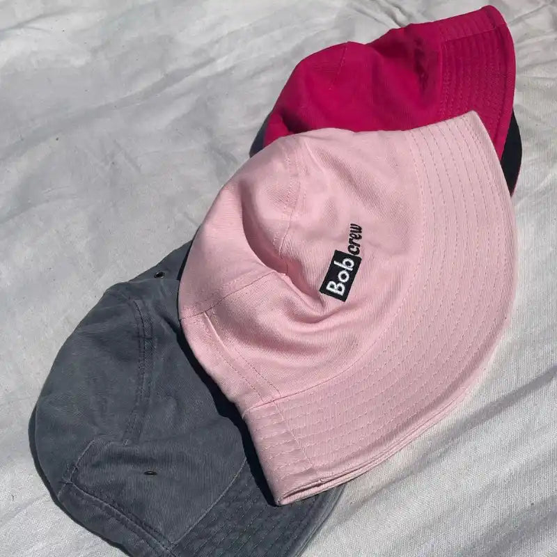 Tas de chapeaux de seau colorés.