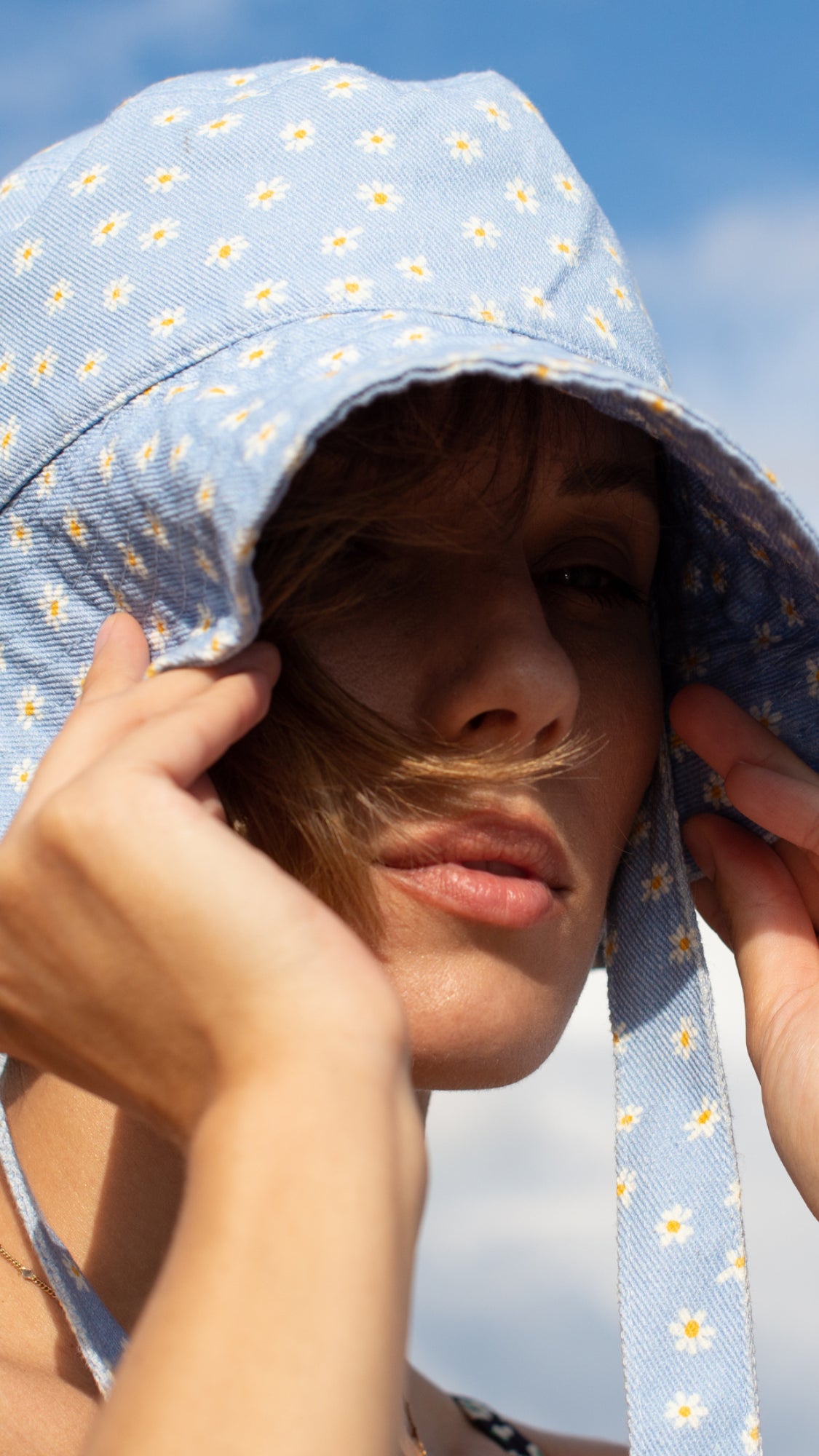 chapeau bob femme bleu avec des fleurs