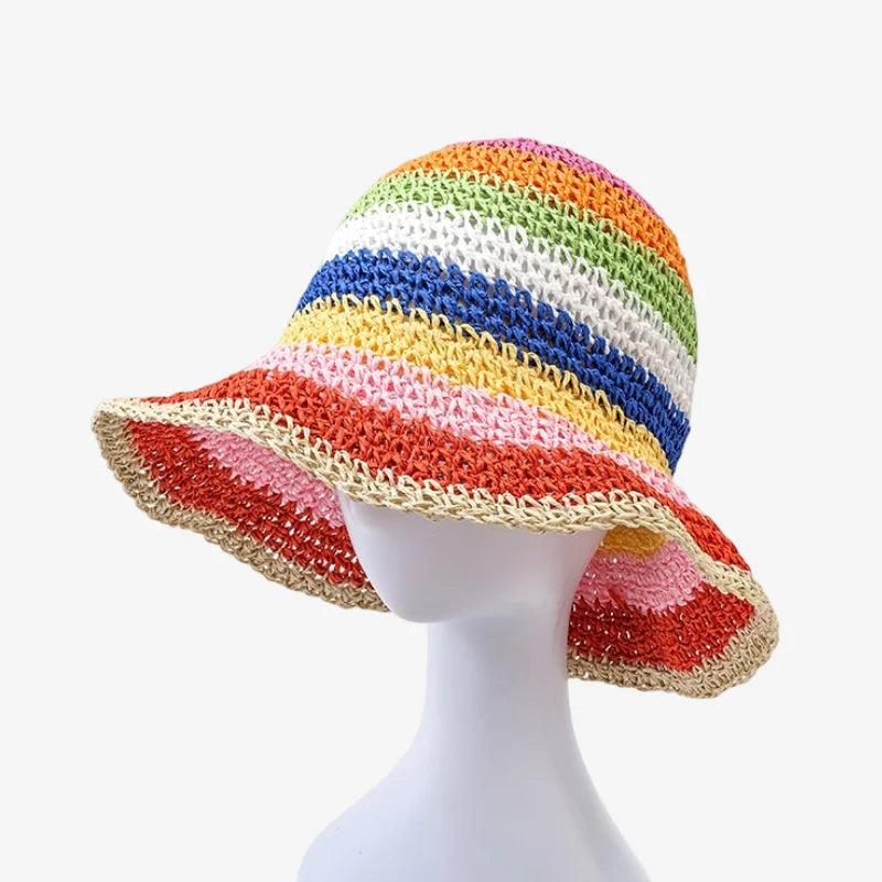 bob crochet en paille coloré avec des rayures de toutes les couleurs sur un mannequin