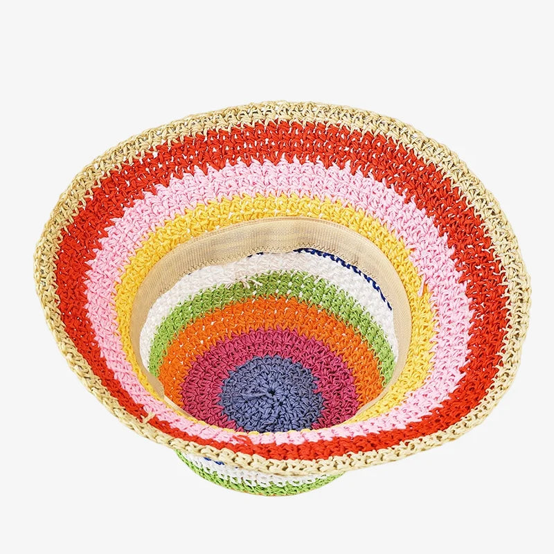 bob crochet en paille coloré avec des rayures de toutes les couleurs vu de l'intérieur