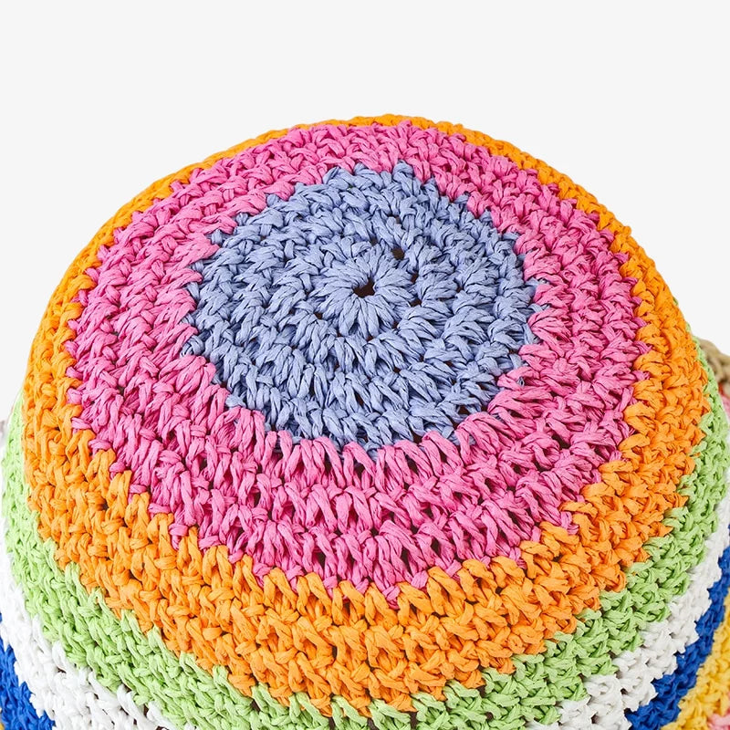 bob crochet en paille coloré avec des rayures de toutes les couleurs vu de dessus