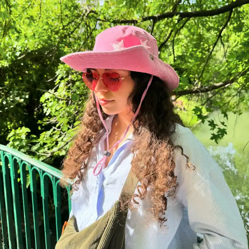 Chapeau seau rose orné d'étoiles.