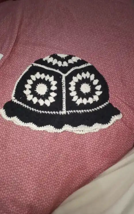 Chapeau en crochet noir et blanc.