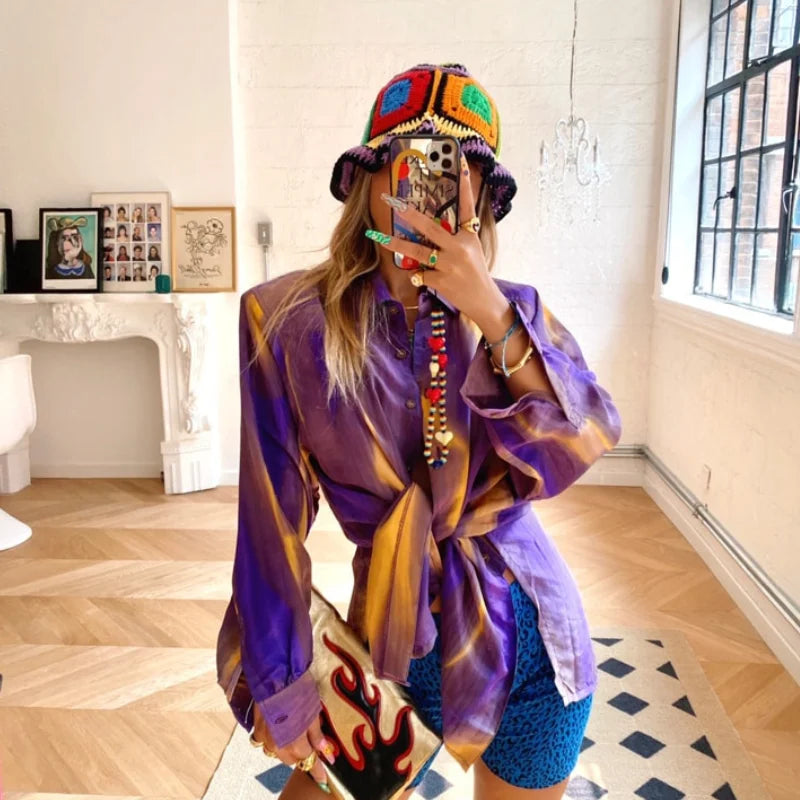 femme portant un bob crochet patchwork et un look coloré