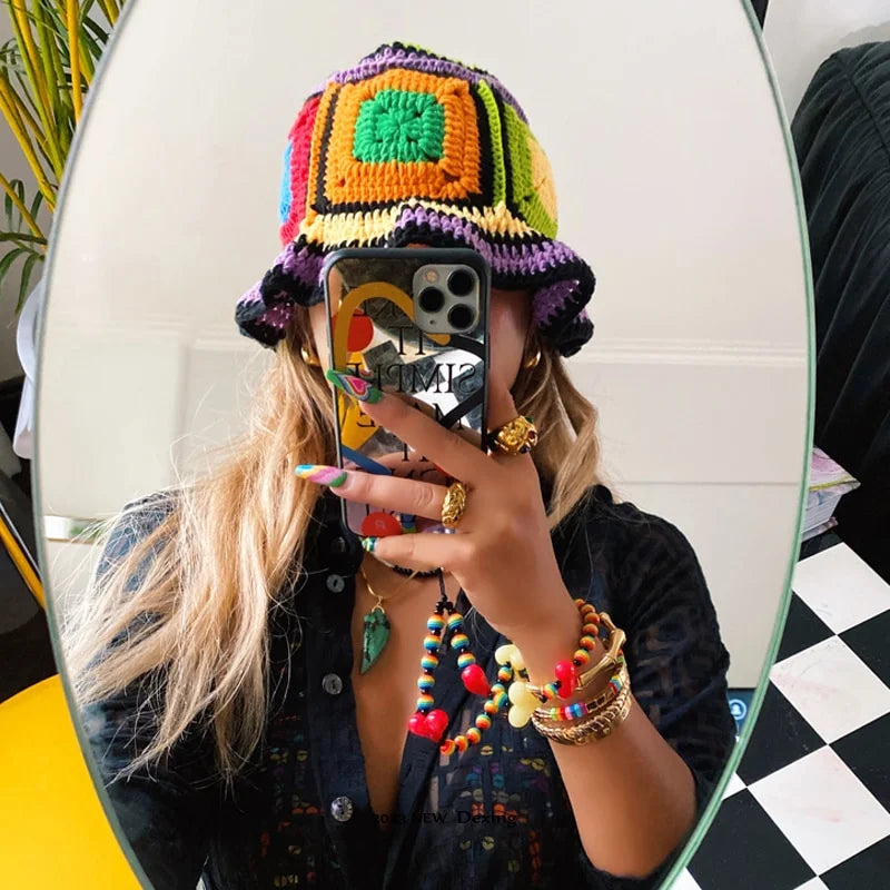 fille portant un bob crochet coloré