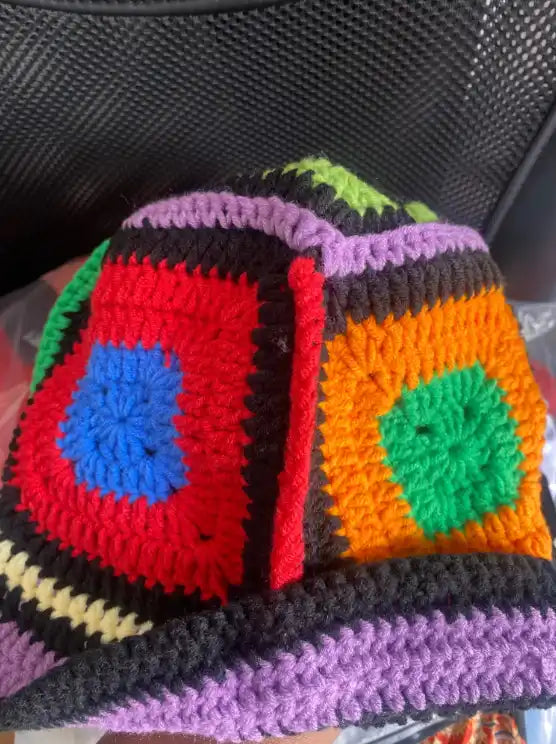 Chapeau en granny square au crochet coloré.