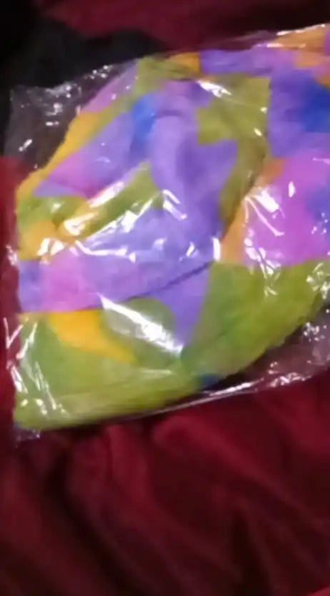 Tissu coloré dans un emballage en plastique.