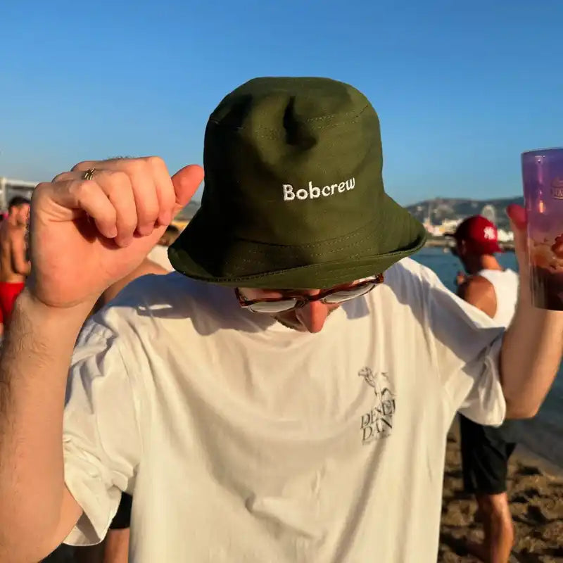 Chapeau seau vert.