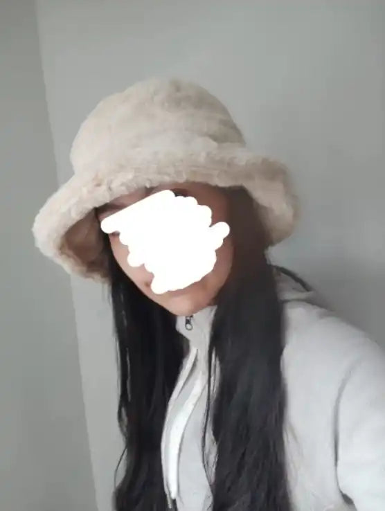 Chapeau seau en crème flou.