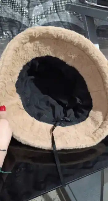 Chapeau seau en peluche tan.