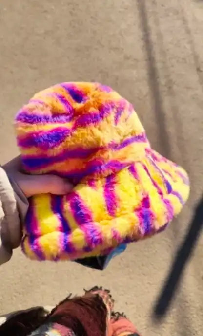 Chapeau seau rayé et flou.