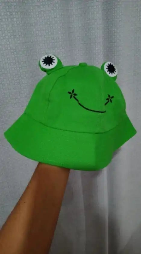 Chapeau seau de grenouille verte.