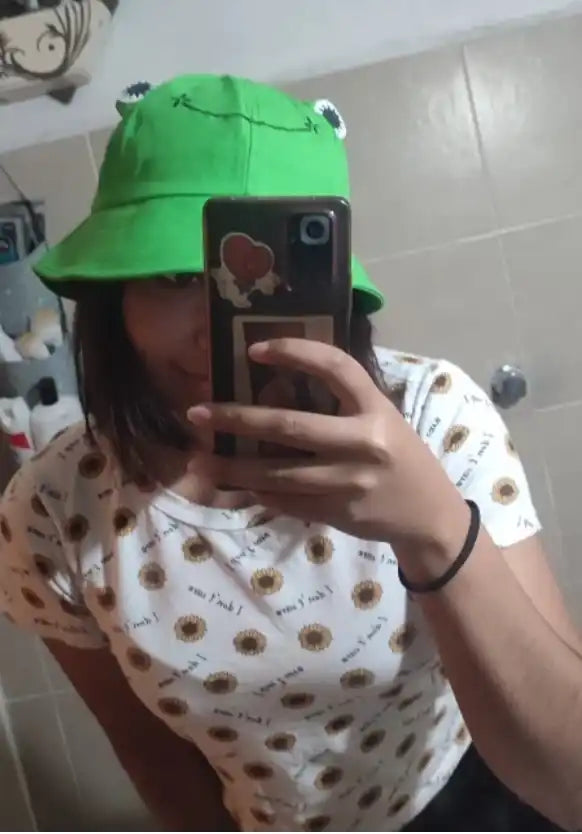 Chapeau seau de grenouille verte.