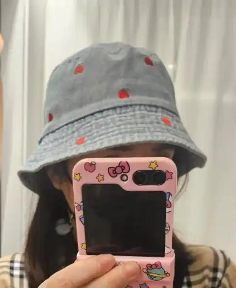 Chapeau seau en denim à motifs de fraises.