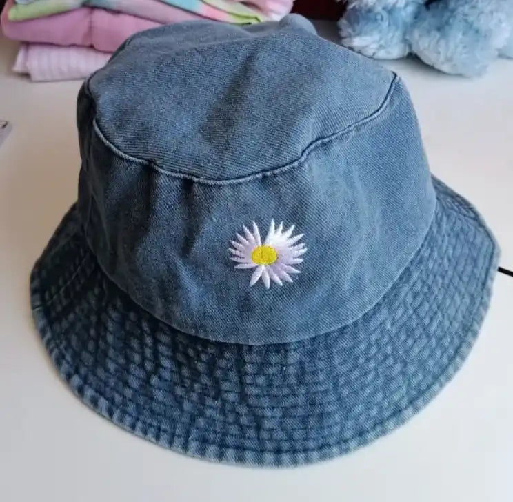 Chapeau seau en denim avec marguerite.