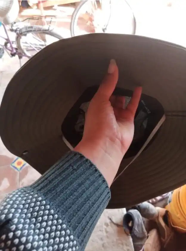 Chapeau olive à large bord.