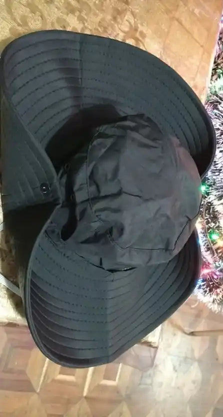 Chapeau noir à large bord.