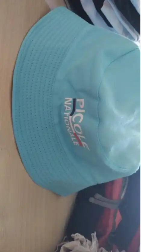 Chapeau seau bleu clair.