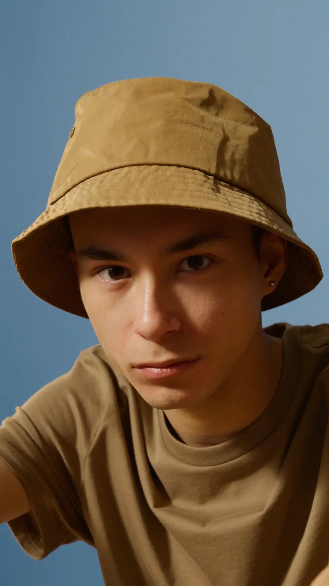 Homme portant un bob beige