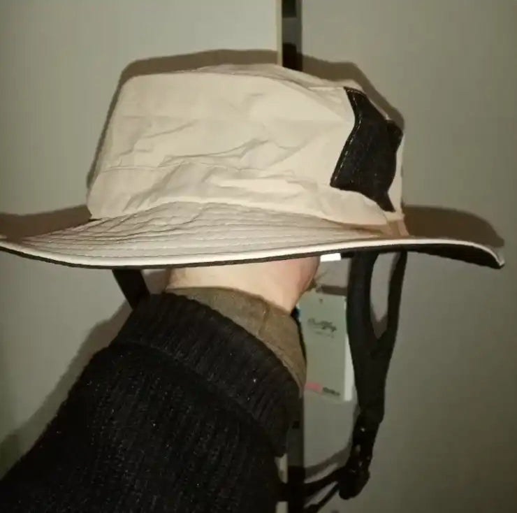 Chapeau de soleil beige avec des accents noirs.