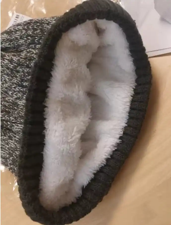Bonnet tricoté gris et blanc avec doublure en polaire blanche.