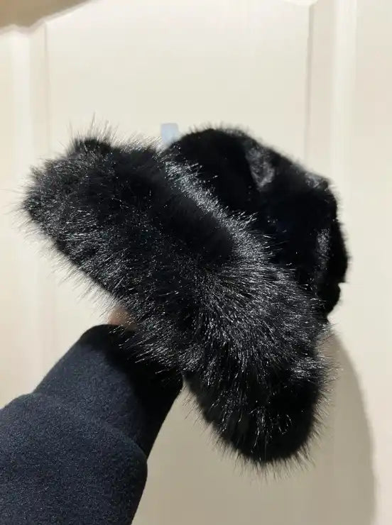 Écouteurs en fausse fourrure noire.