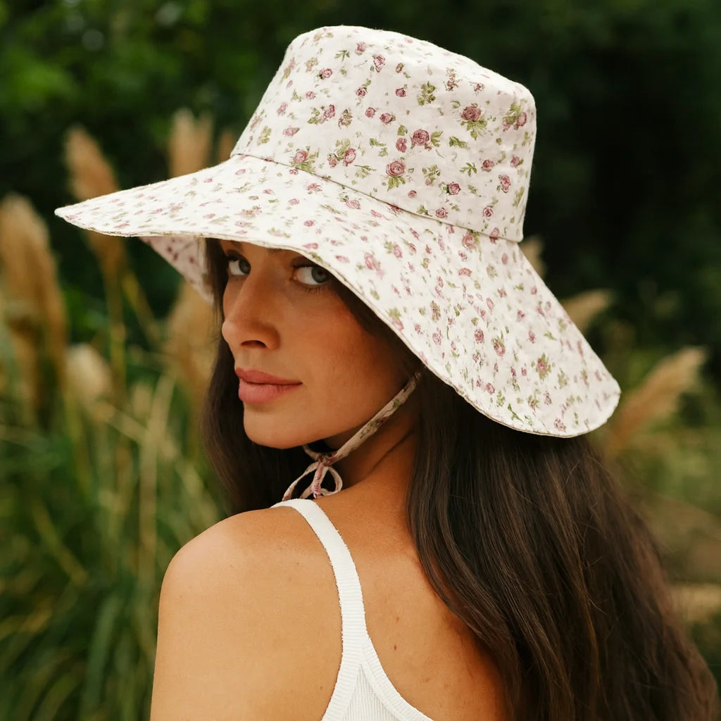 Chapeau fleuri à bords longs