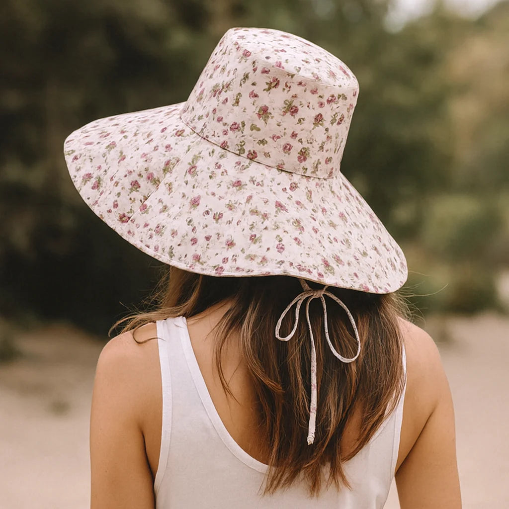 Chapeau fleuri à bords longs