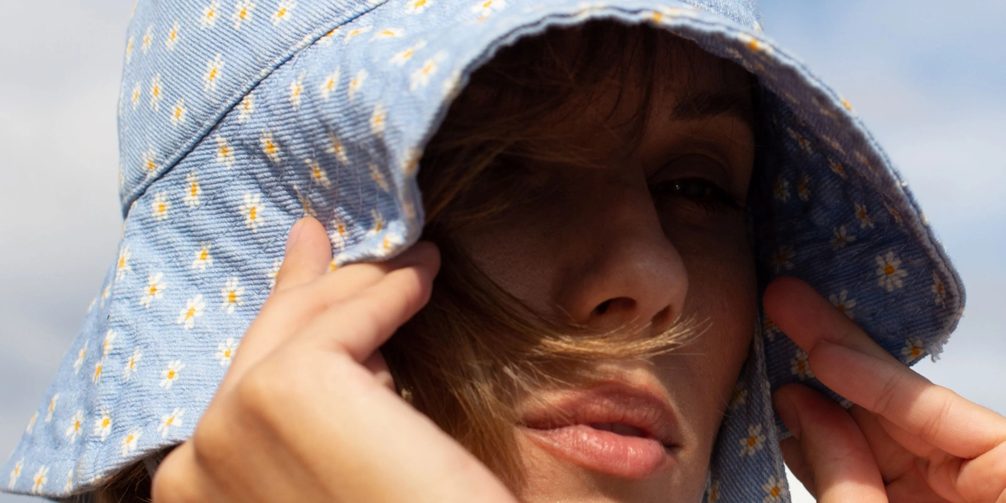 chapeau bob femme bleu avec des fleurs