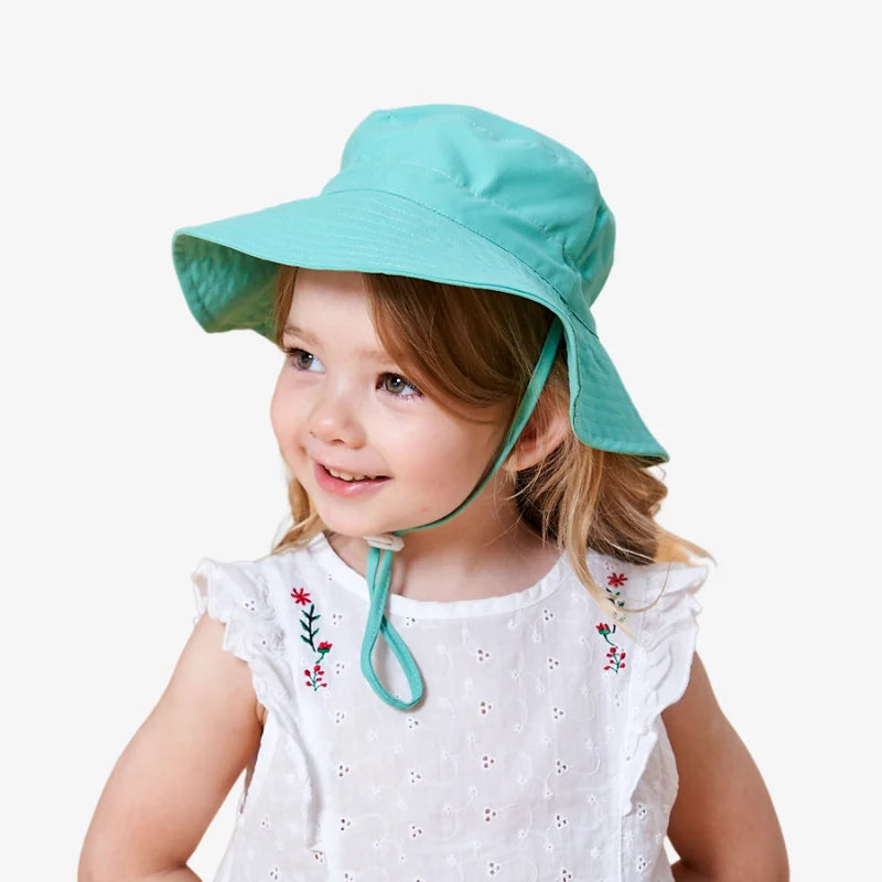 bob enfant turquoise portée par une fillette de 4 ans