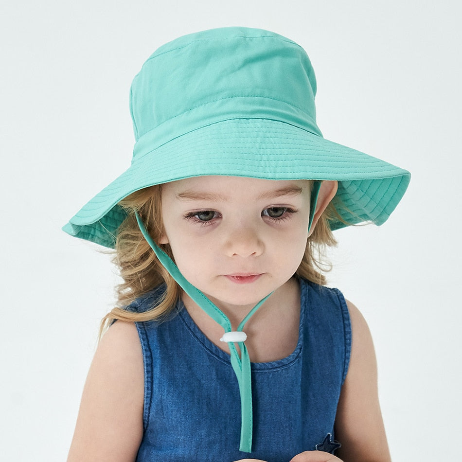 enfant portant le bob bleu turquoise à ficelle