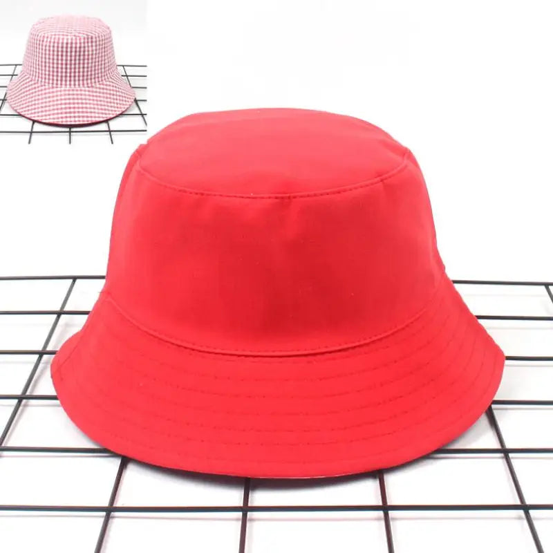Chapeau bob à carreaux rouge