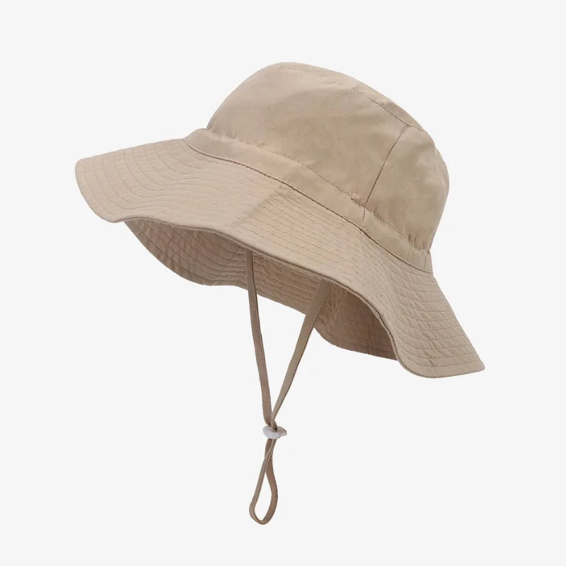 Bob chapeau pour enfant de couleur beige avec une ficelle