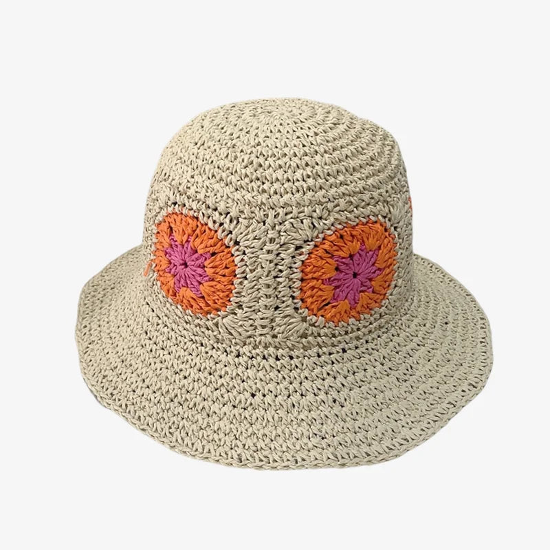 bob en paille tressée avec des détails fleuris oranges et rose