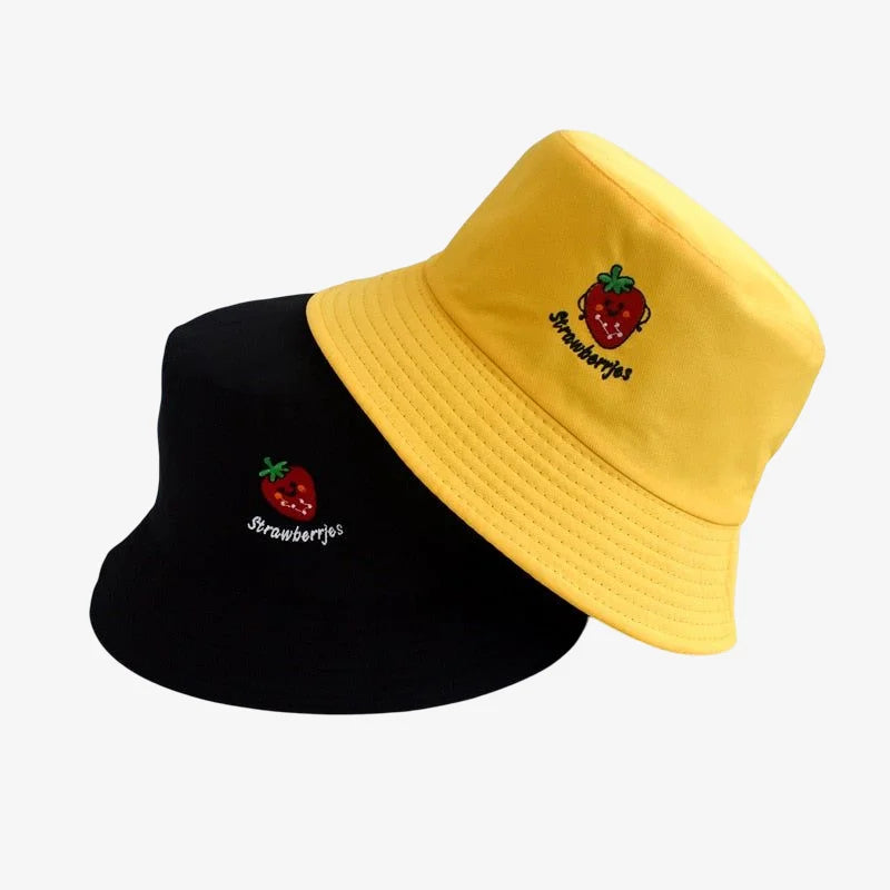 bob reversible noir et jaune avec une broderie fraise et son écriture strawberries