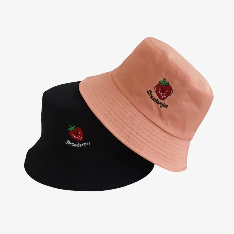 bob reversible noir et orange avec une broderie fraise et son écriture strawberries