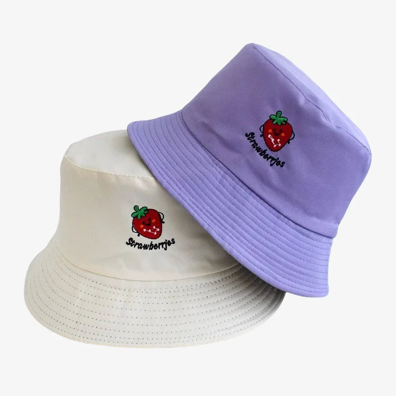 bob reversible blanc et violet avec une broderie fraise et son écriture strawberries