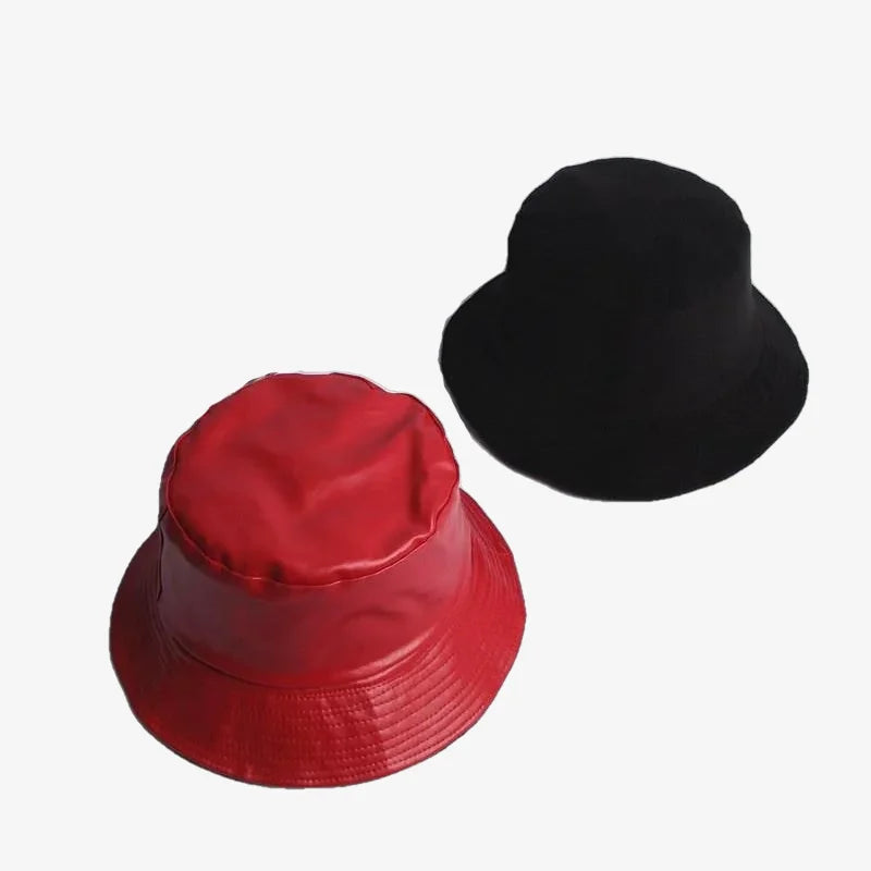 Chapeau bob simili cuir rouge
