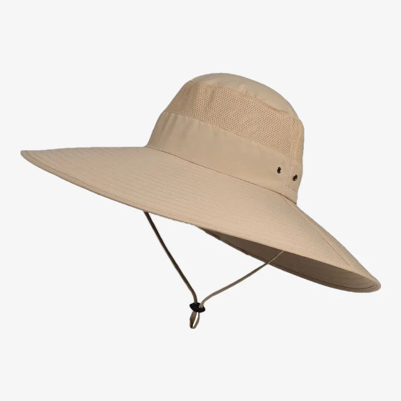chapeau bob de couleur beige avec un bord très large pour bien protéger du soleil et une ficelle pour l'ajuster
