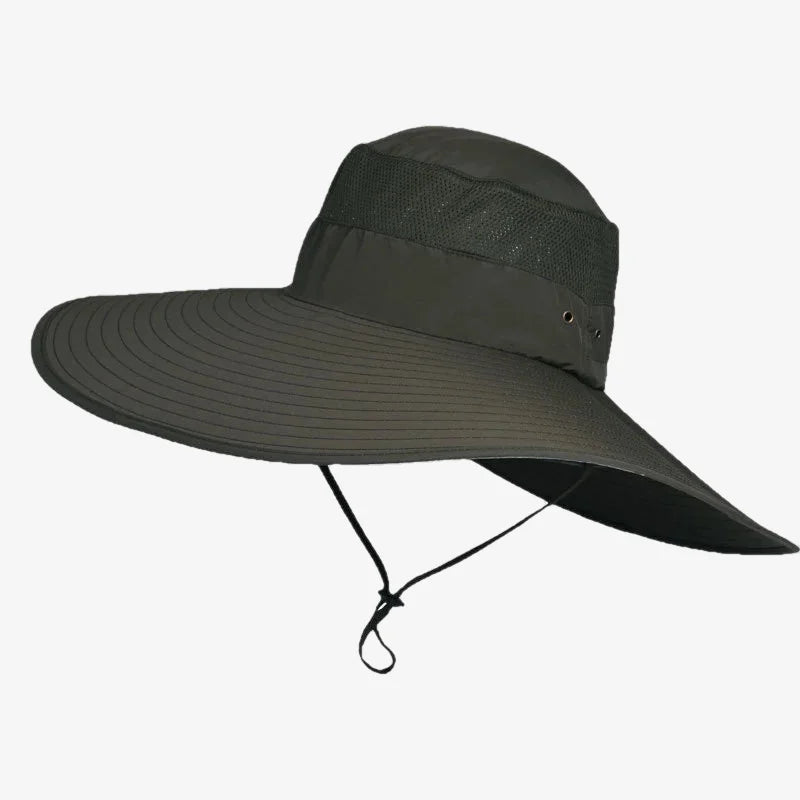 chapeau bob de couleur kaki avec un bord très large pour bien protéger du soleil et une ficelle pour l'ajuster
