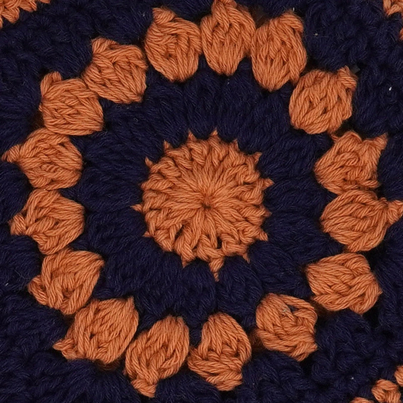 zoom sur la couture du bob crochet femme avec une fleur brodé tendance pour l'été de couleur orange et bleu foncé