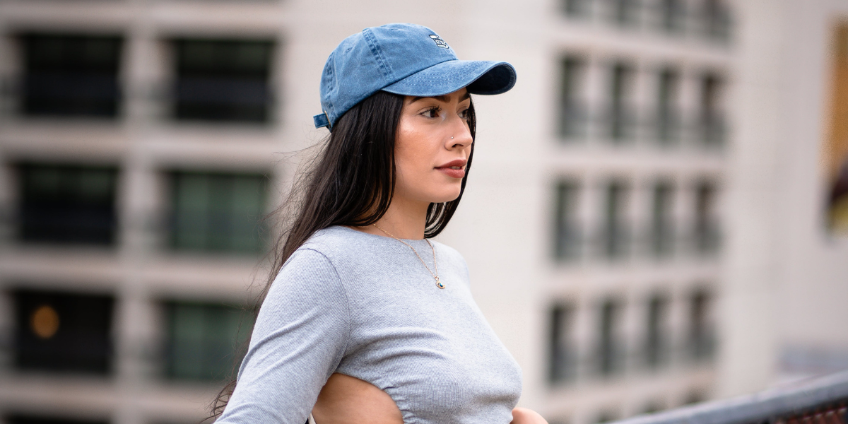 Femme portant une casquette
