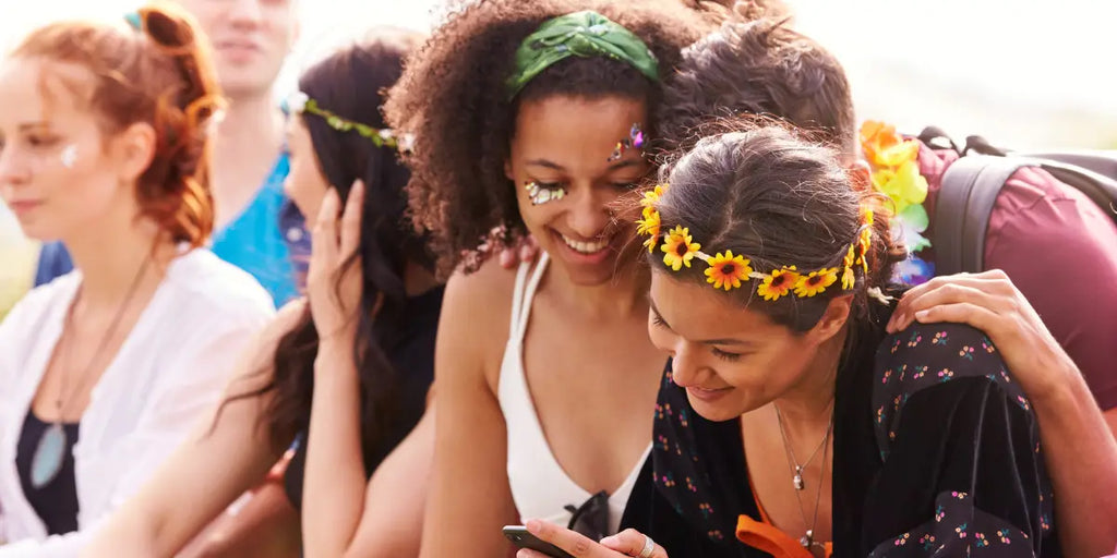 Femmes portants des accessoires de festival tendance